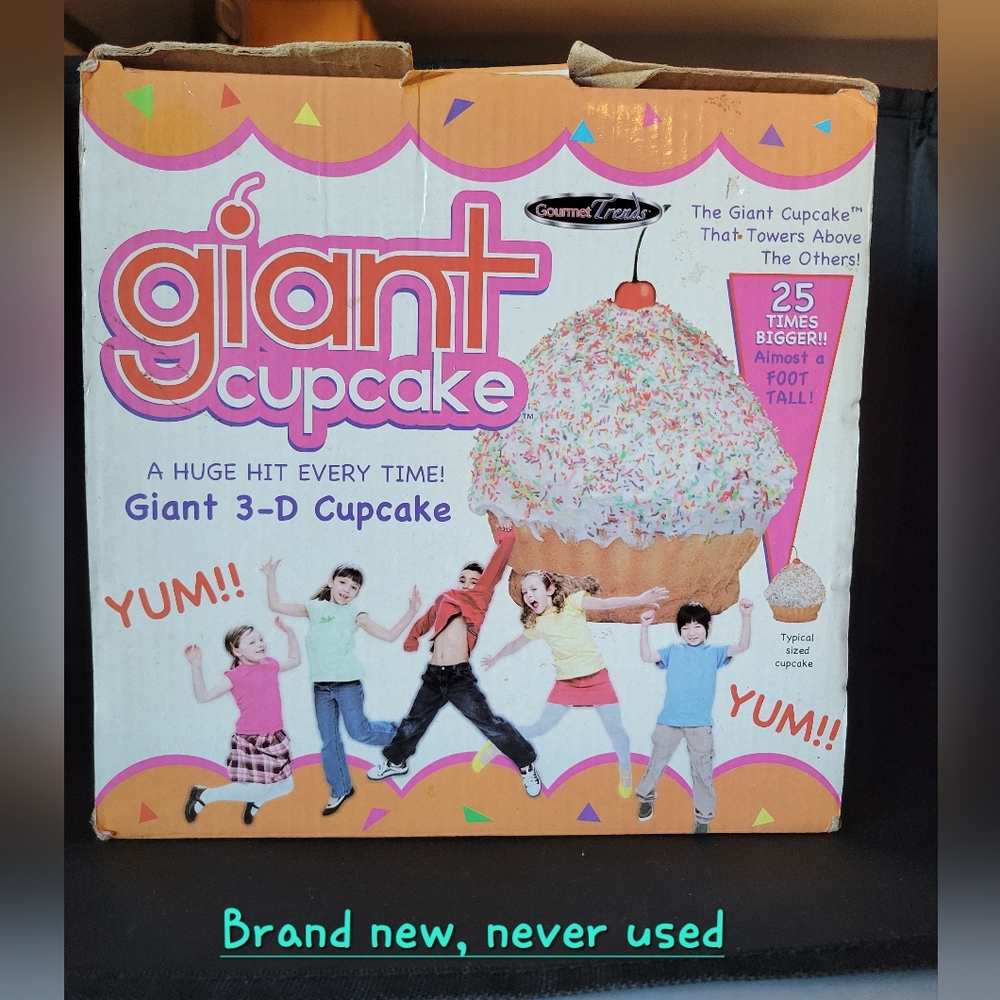 Gourmet Trends Giant cupcake silicone baking mold
